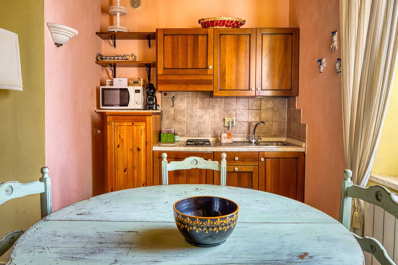 Entire apartment, Apartment 'Il Grappolo E La Rosa Tea' with Shared Garden and Wi-Fi in Montefalco, Perugia Province