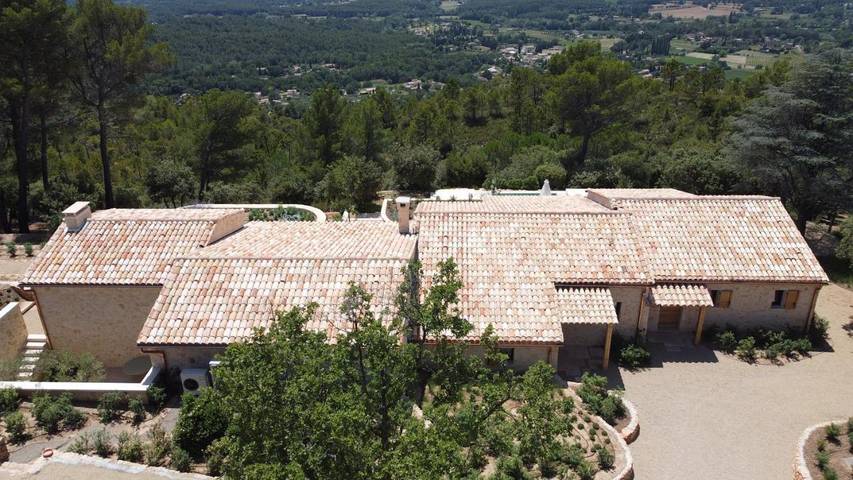 Location de vacances pour 13 personnes, avec piscine ainsi que vue et jardin à Villecroze - 3