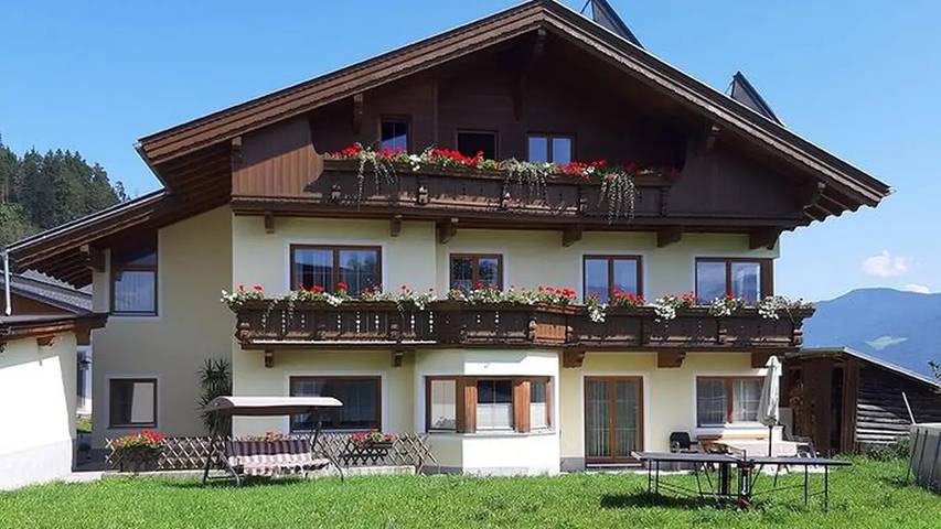 Ferienwohnung für 5 Personen, mit Pool und Terrasse