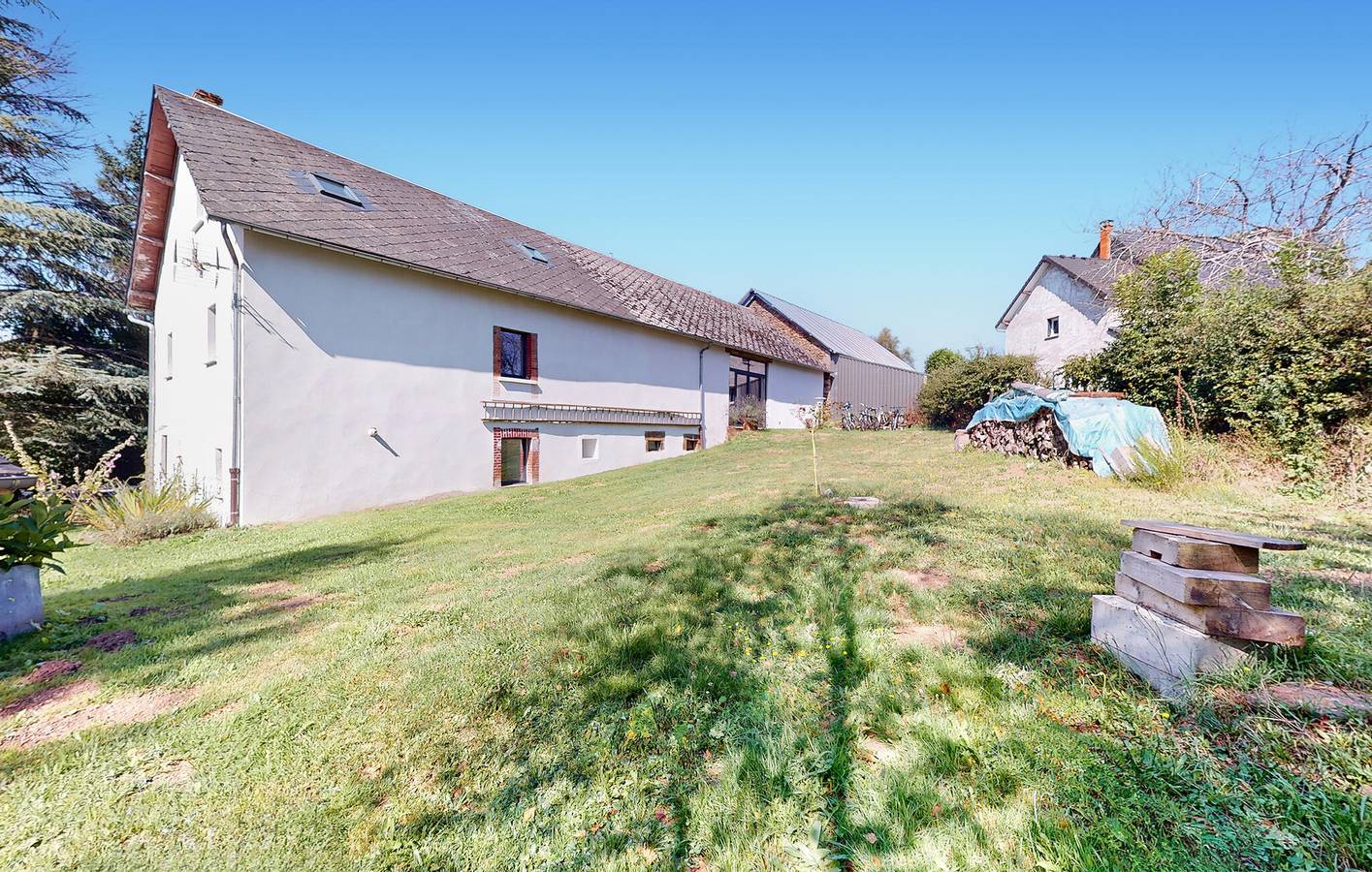 Gemütlicher Rückzugsort mit Pool, Parkplatz, Garten und Internet in Bourg-Lastic, Clermont-Ferrand und Umgebung