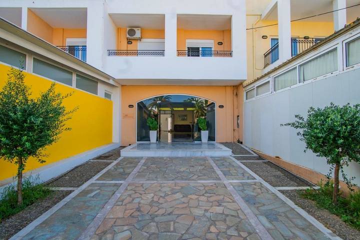 Appart’hôtel pour 3 personnes, avec Balcon et Terrasse ainsi que Jacuzzi et Bassin pour enfant