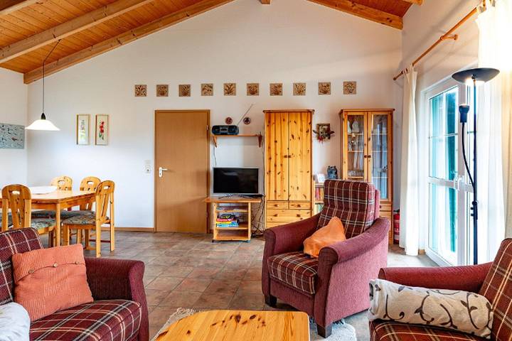 Ferienhaus für 6 Personen, mit Terrasse und Garten sowie Seeblick in Jabel