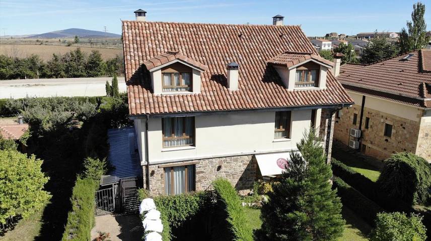 Casa de vacaciones para 19 personas, con jardín y jacuzzi en Comarca de Soria - 2