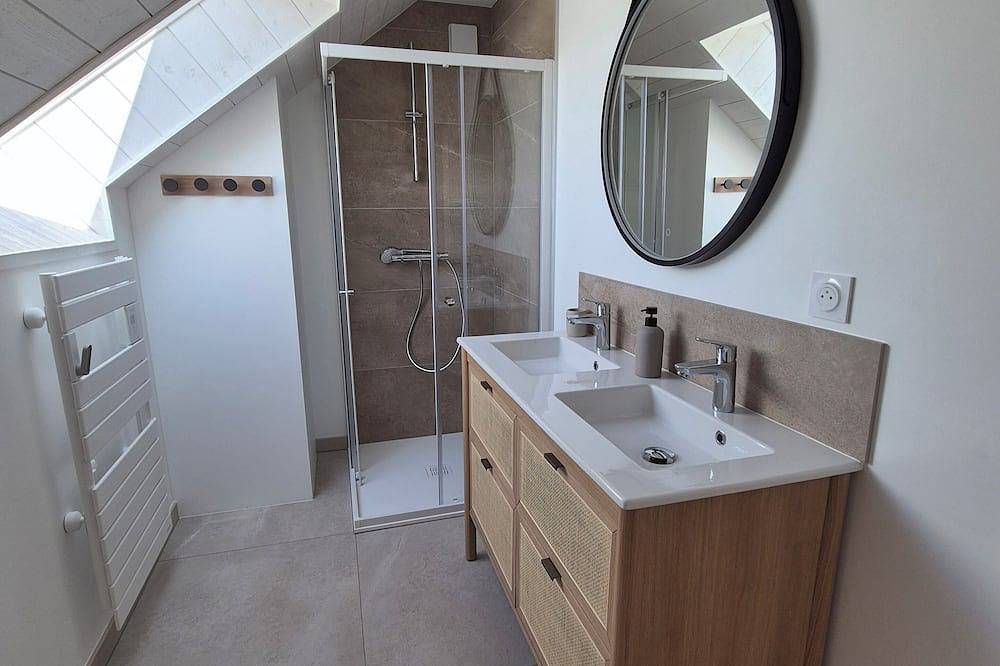 Charming, quiet farmhouse for 6 people in Brech, Côte des Mégalithes
