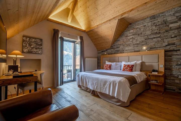 Hôtel pour 2 personnes, avec jacuzzi et sauna ainsi que terrasse et piscine, adapté aux familles
