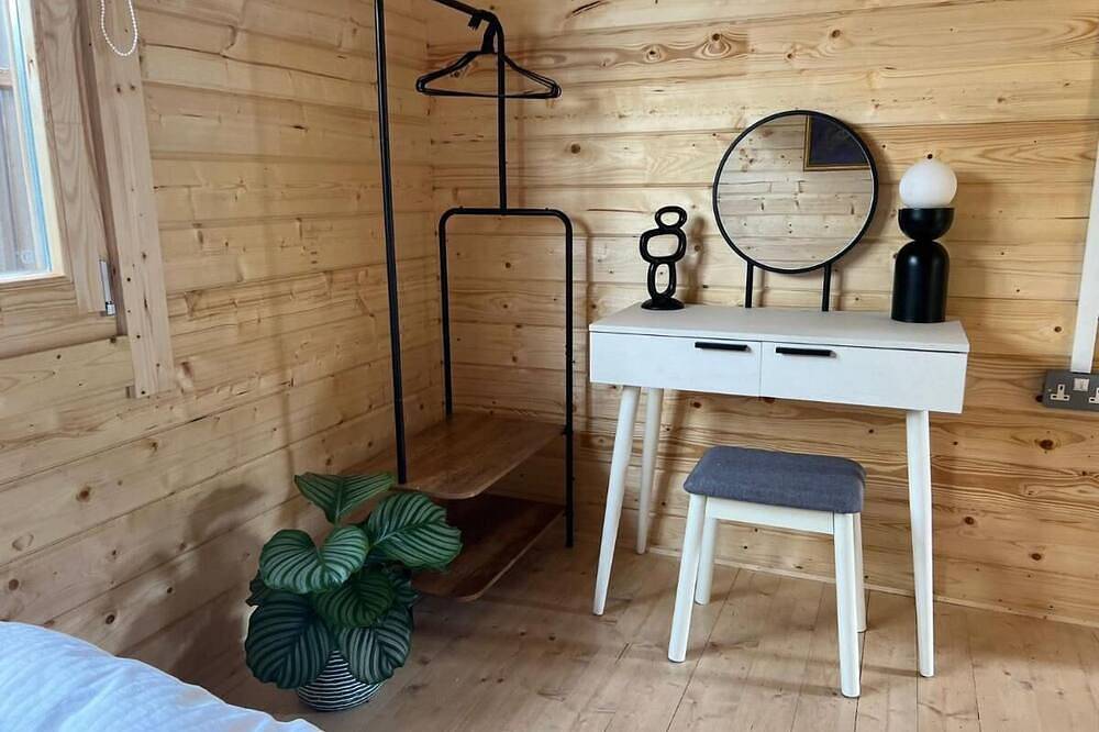 Scandi-Style Cabin in Bideford, Private Parking in Bideford, Devon