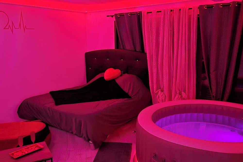 Love Room, Suite Jacuzzi Privatif-Proche plages, gare et aéroport, Aix marseille in Vitrolles, Mittelmeerküste (Frankreich)