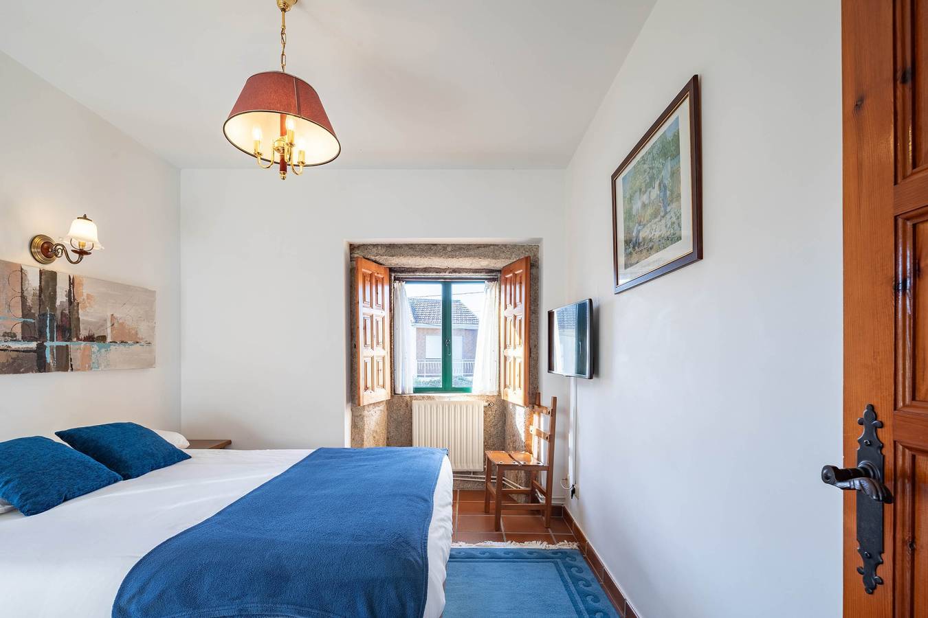 Bed and Breakfast 'Habitación Triple 4' with Mountain View, Shared Pool and Wi-Fi in Tui, Pontevedra Province