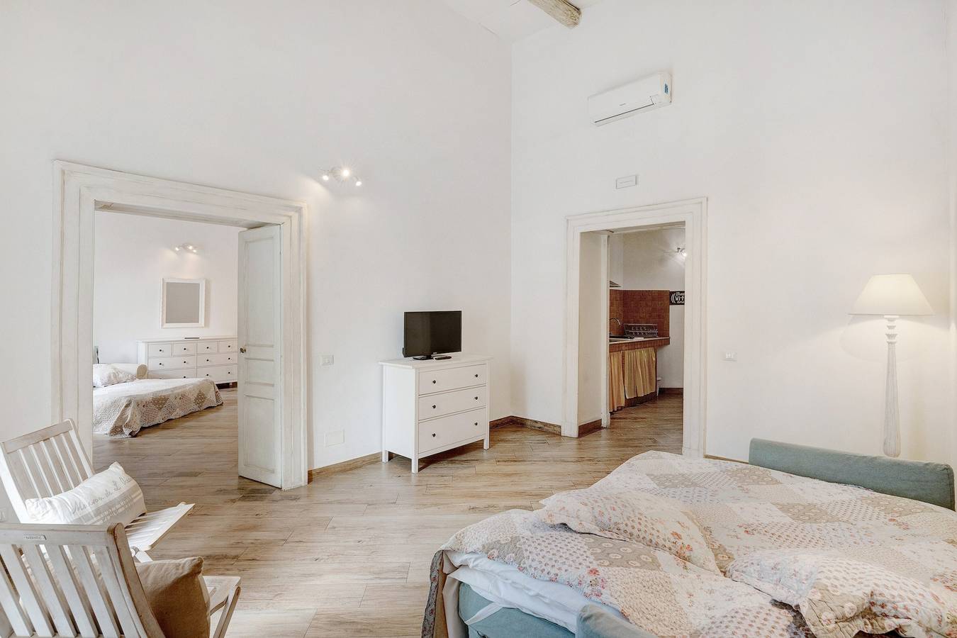 Apartment 'Familiare A Napoli Centro' with Balcony, Wi-Fi and Air Conditioning in Naples, Naples Province