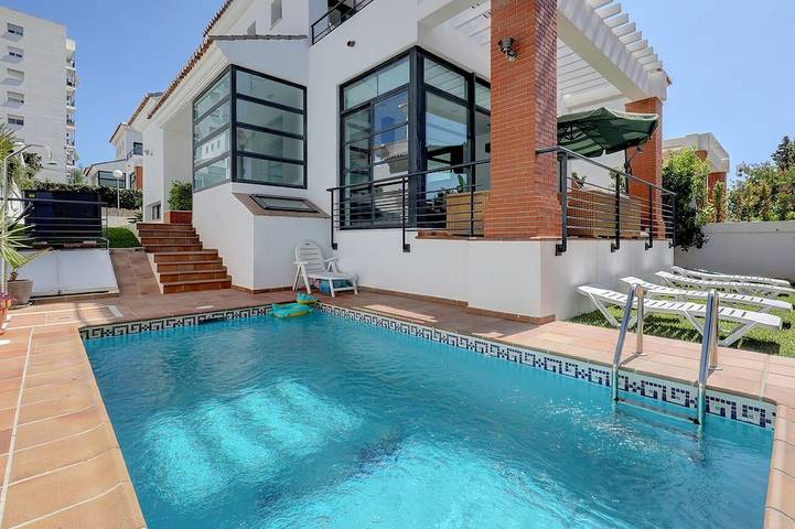 Villa for 10 people, with terrace and garden, with pets in Benalmádena