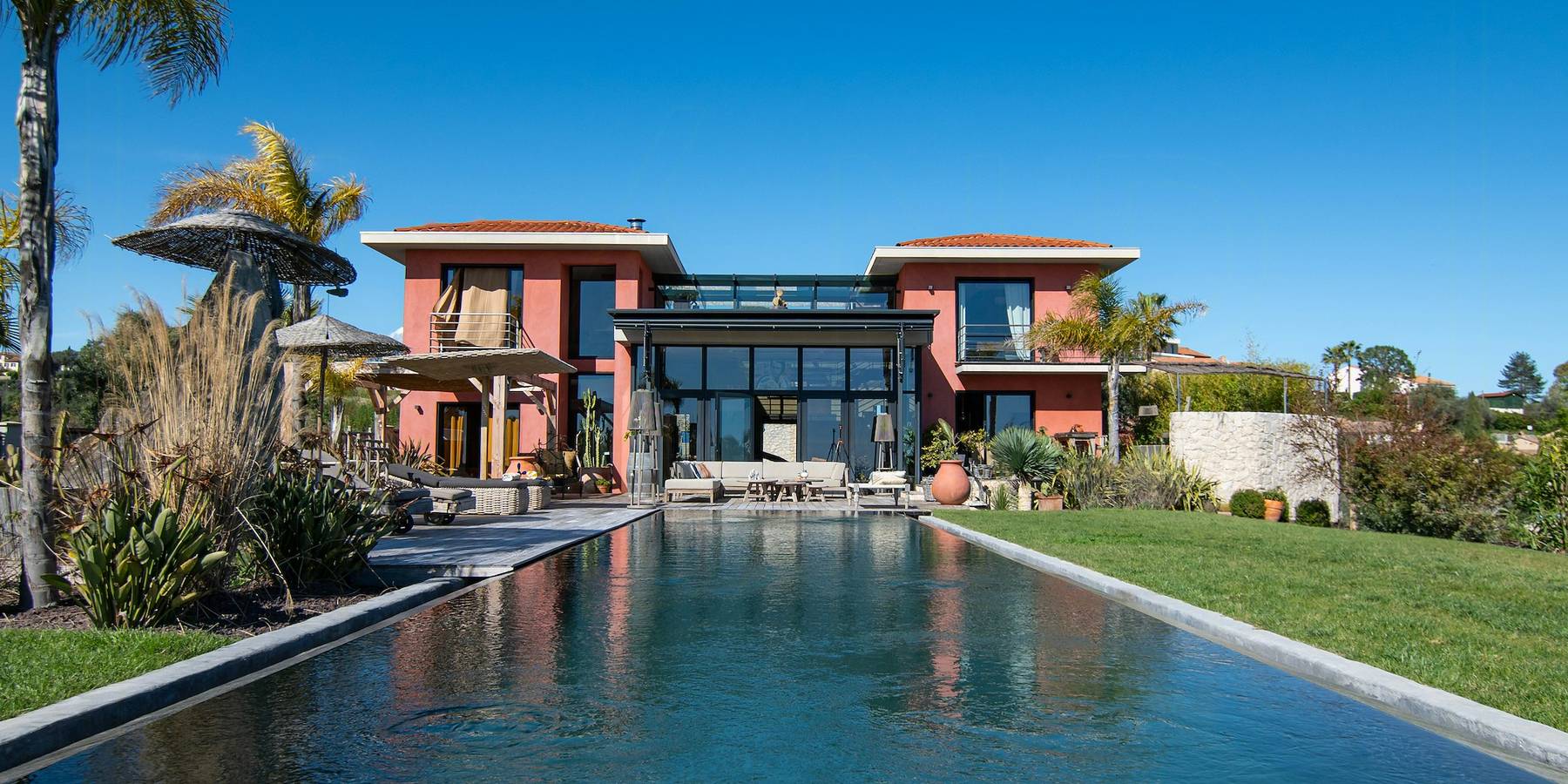 Zeitgenössische Villa mit Blick auf Cap d'Antibes in Nizza, Mittelmeerküste (Frankreich)