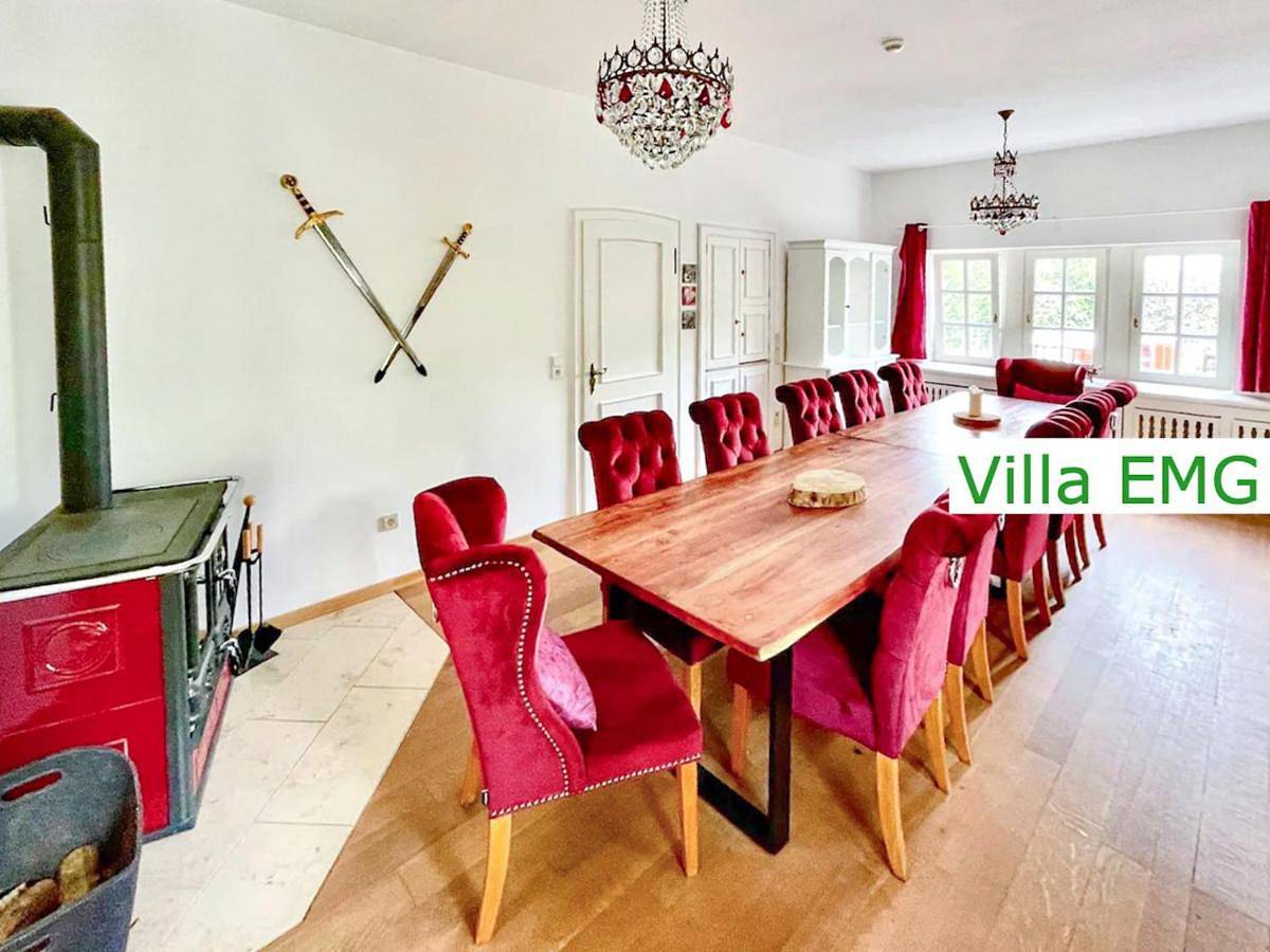 Villa Emg Ferienhaus in Alleinlage mit Privatsee Jacuzzi und Sauna für bis zu 22 Personen bei Osnabrück in Preußisch Oldendorf, Wiehengebirge