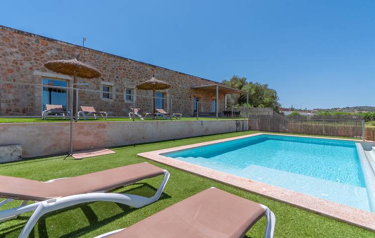 Apartamento moderno con piscina, aire acondicionado y WiFi cerca de Maria de la Salut in María de la Salud, Interior de Mallorca