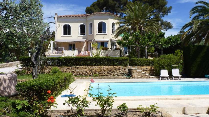 Villa pour 6 personnes, avec vue ainsi que balcon et piscine, adapté aux familles