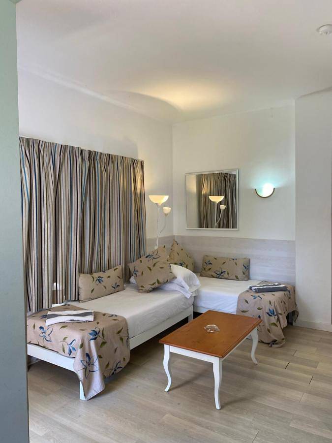 Ferienwohnung für 2 Personen, mit Balkon und Terrasse sowie Pool und Ausblick