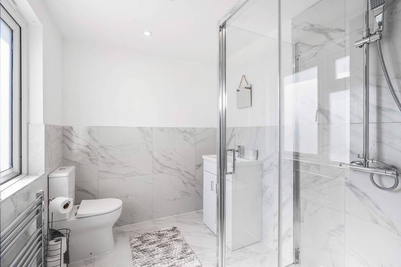 Spacious 6-Bed Contractor House   5 Bathrooms   Free Parking in Worthing, Sussex Occidental