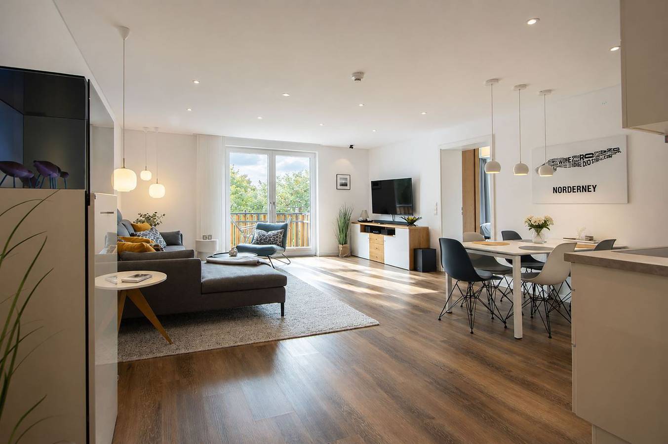 Ganze Wohnung, 89qm Luxus-Ferienwohnung mit zwei Schlafzimmern und mehreren Balkonen in Norderney