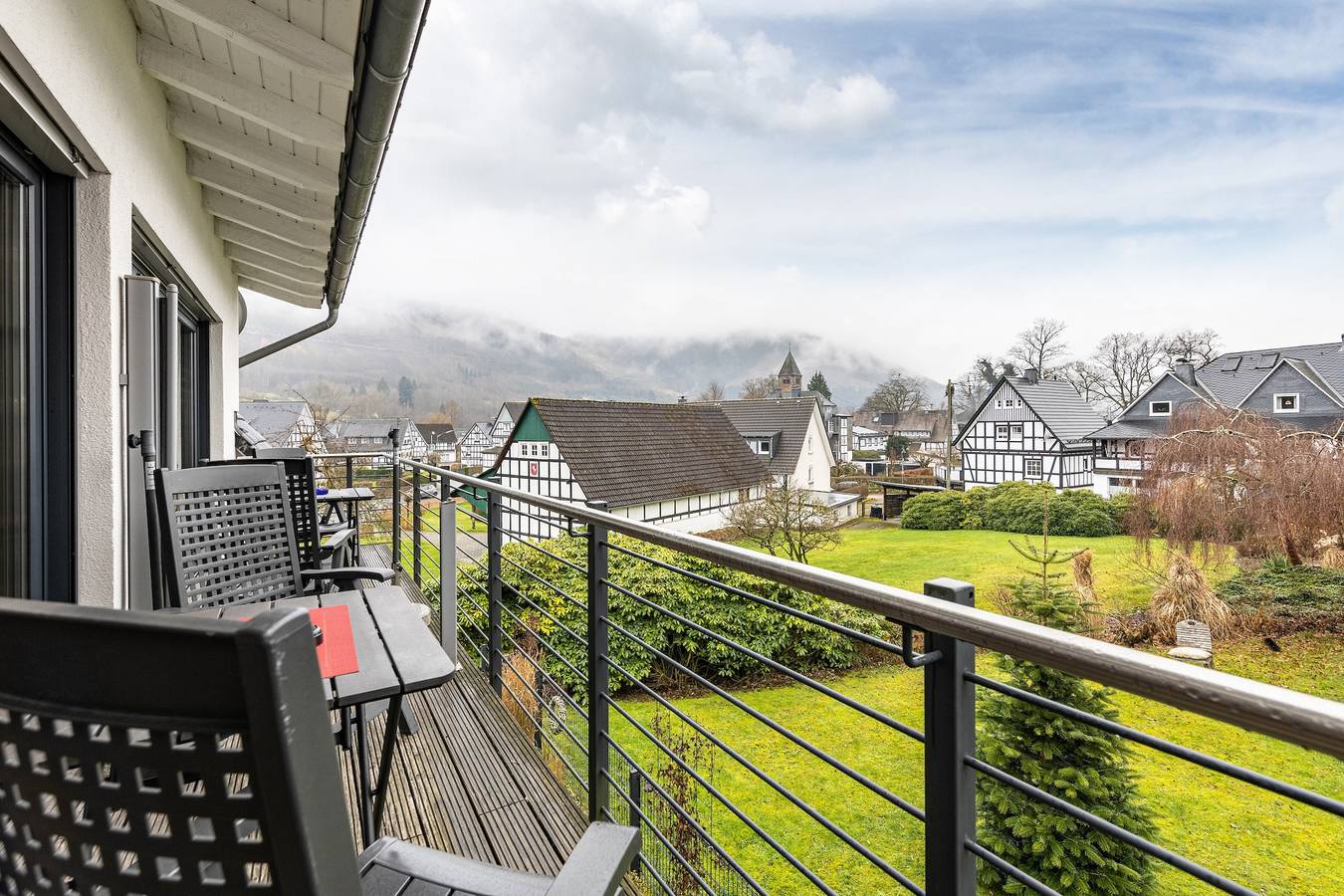 Ganze Wohnung, Apartment 'Ferienwohnung Drossel D, 50qm' mit Bergblick, gemeinsamer Terrasse und Wlan in Lennestadt, Sauerland
