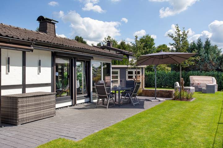 Vakantiehuis Sauerland aan de Hennesee met uitzicht op het meer, privéterras en sauna in Meschede, Hochsauerlandkreis