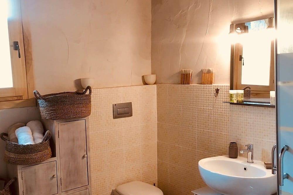 Stone house in an olive grove 15 minutes from the beach in Cognocoli-Monticchi, Ajaccio und Umgebung