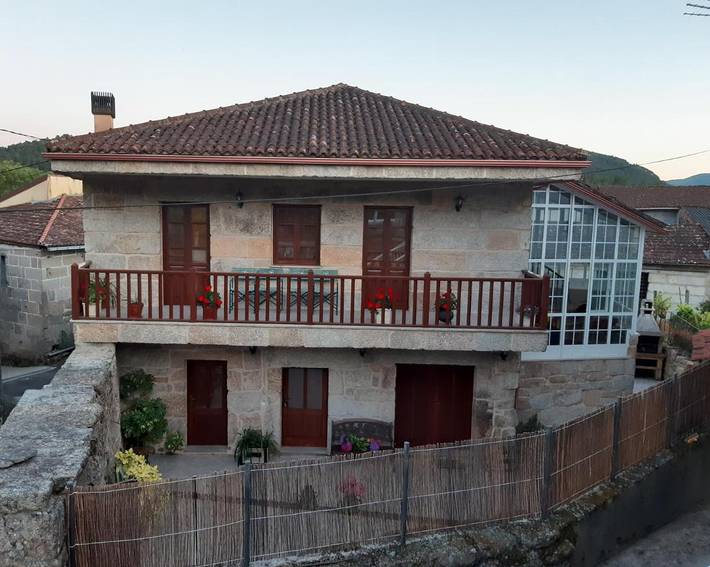 Casa rural para 10 personas, con jardín y vistas, Se admiten mascotas en Arnoya