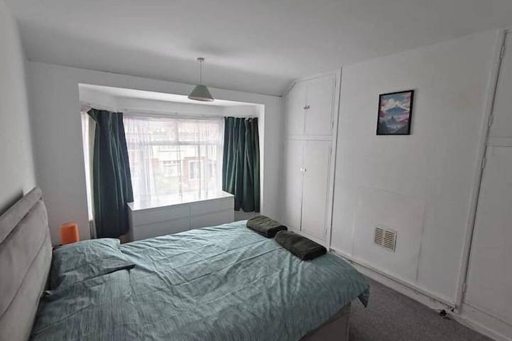 Entire 3-bed home with parking near uni & hospital in Guildford, Surrey