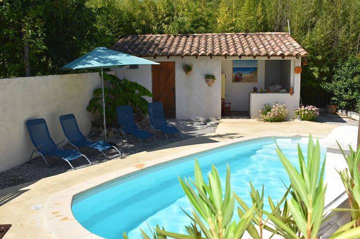 Gîte pour 4 personnes, avec Terrasse ainsi que Jardin et Piscine à Cardet