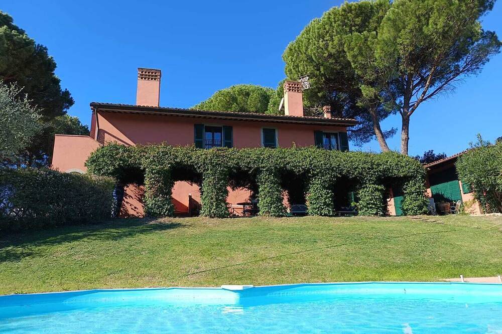 Casa Belvedere con giardino recintato e piscina privata in posizione panoramica in Palaia, Pisa e dintorni