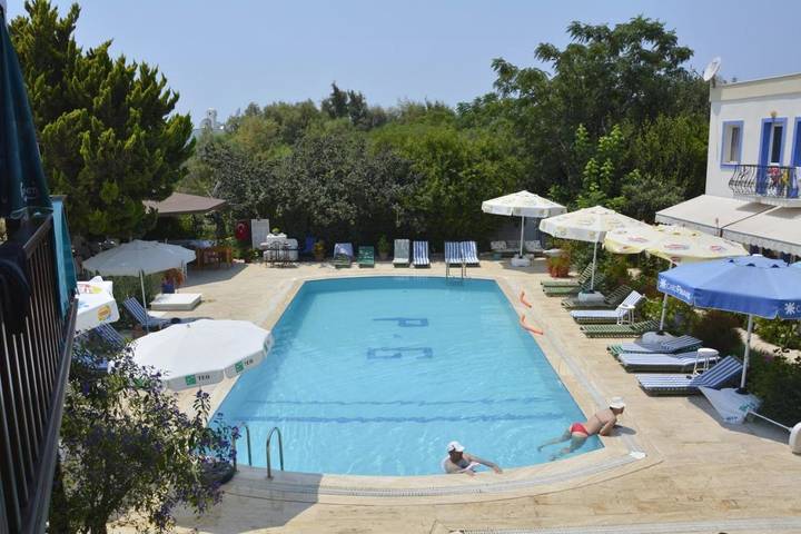 Apartmenthotel für 4 Personen, mit Pool und Ausblick sowie Garten und Balkon - 1