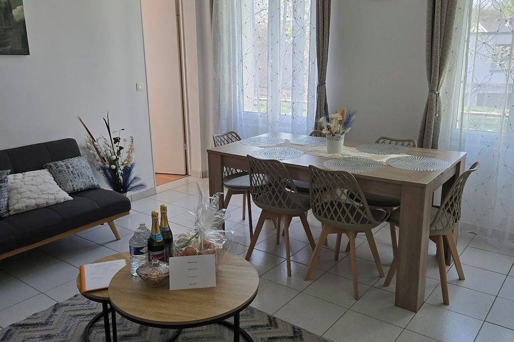 Entire apartment, Sejour eau vive, 3 bedrooms Near metro and créteil village in Créteil, Val-de-Marne