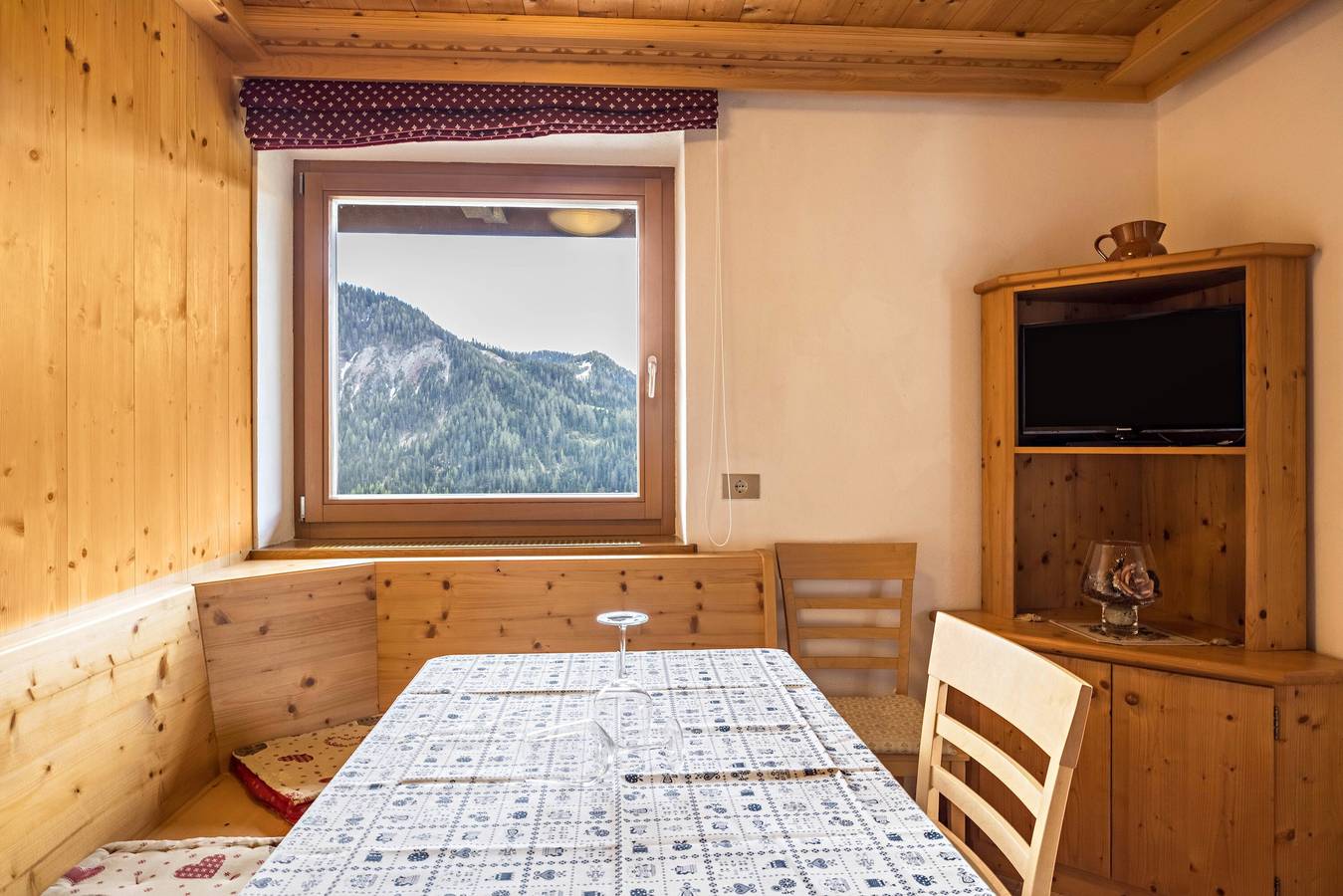 Entire apartment, Idyllic Apartment "Confolia 3" with Mountain View, Garden & Wi-Fi in La Val, Dolomiti Superski