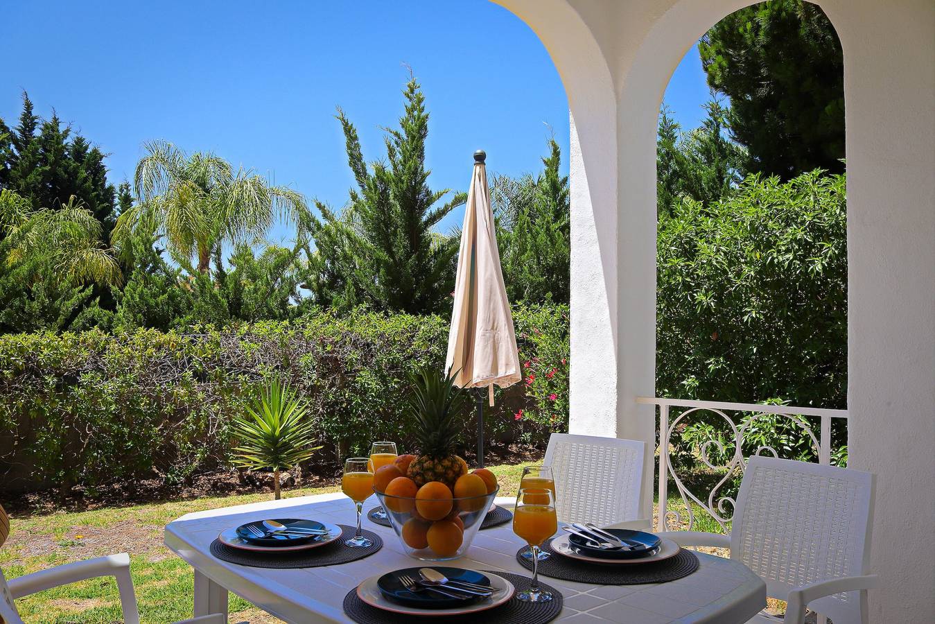 Ganze Wohnung, Ferienwohnung 'Casa Barbara' mit Meerblick, Gemeinschaftspool und Wlan in Alporchinhos (Atlantikküste), Porches