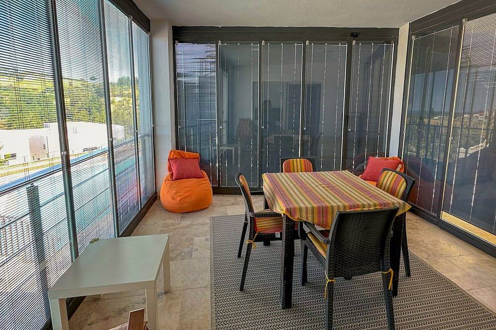 Entire apartment, Lavender Poolside D3 – Stunning Seaview Apt with Private Pool & Terrace in Kusadasi, Aydın Province
