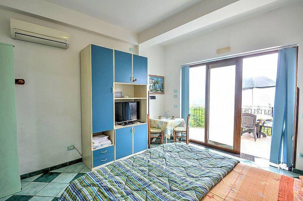 Villa Antea: A characteristic and welcoming apartment built on the sloping cliff in front of the sea, with Free Wi-Fi. in Ravello, Costa Amalfitana