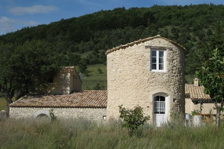 Gîte pour 2 personnes, avec piscine ainsi que terrasse et jardin à La Rochegiron