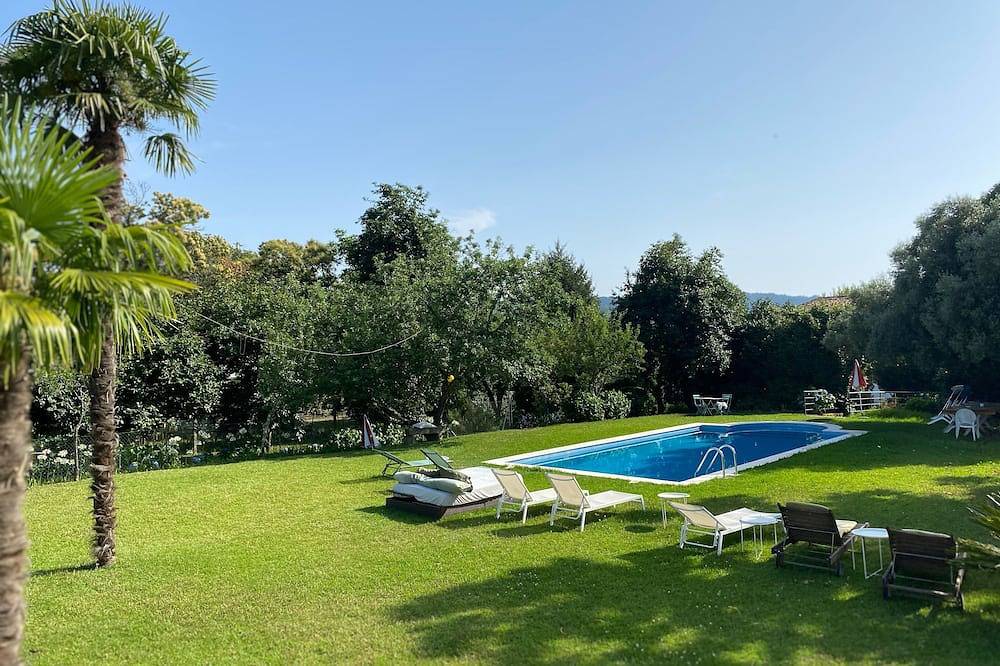 Quinta da Maínha. 4 bedrooms, 3 bathrooms, lgardens and 2 pools. Pets allowed ! in Braga, Braga Distrikt