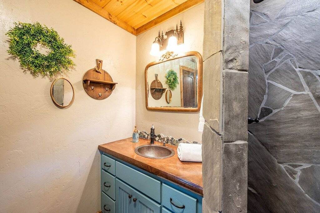 Stunning Bear Den Cabin in Broken Bow, Broken Bow Lake