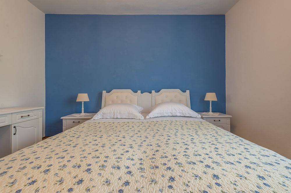 Little House by the Sea, Beachfront, Parking, Wifi in Preko, Isla de Ugljan