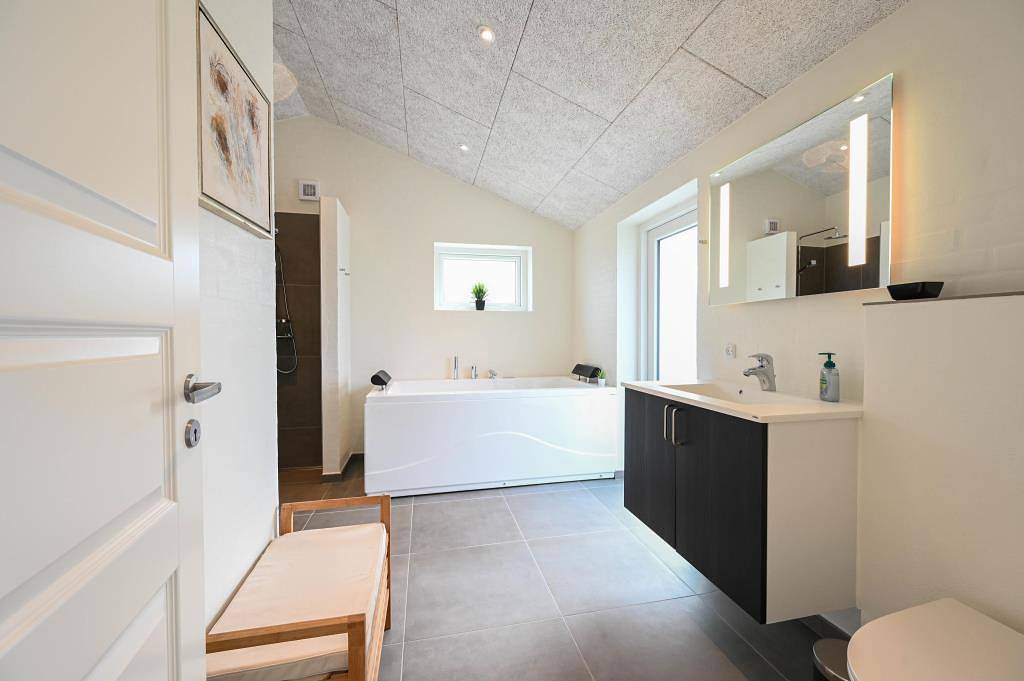 Modern holiday home with 2 bathrooms, whirlpool and sauna in Fjand, Nissum Fjord