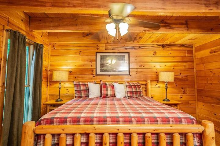 Glamping for 6 people, with hot tub and yard as well as pool and balcony in Great Smoky Mountains National Park