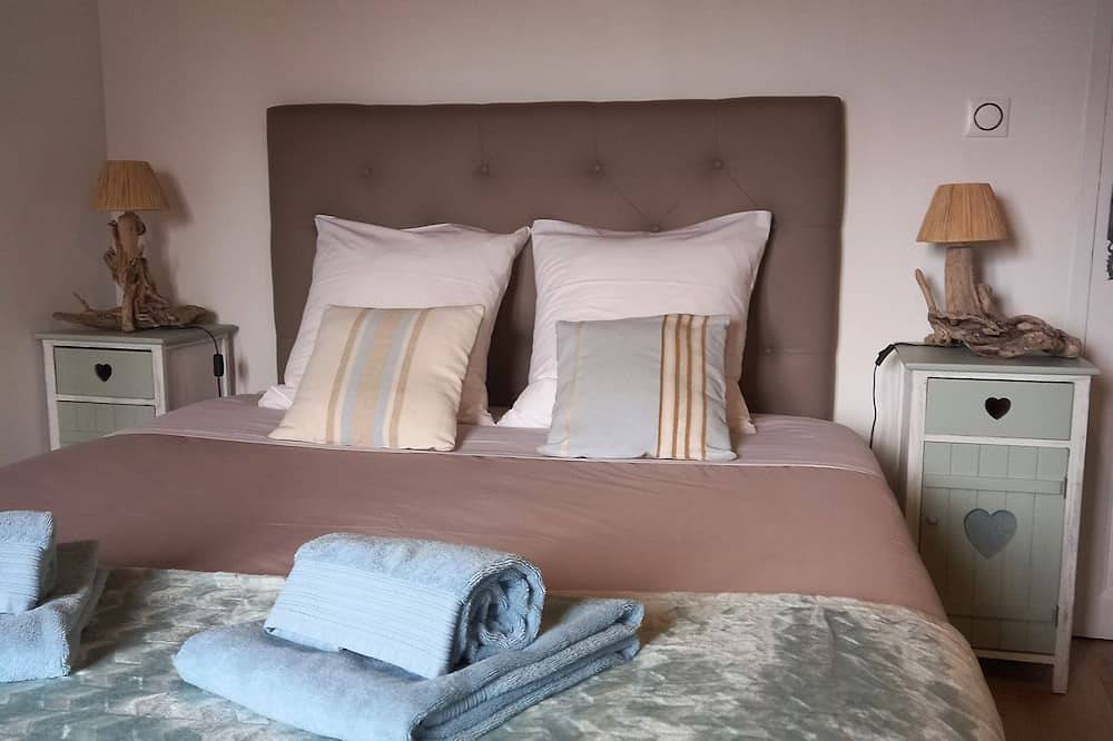 A spacious, bright room with access to the swimming pool in season in Forcalquier region