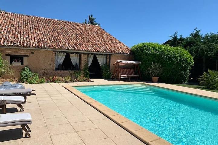 Location de vacances pour 8 personnes, avec jardin à Savigny-Lévescault