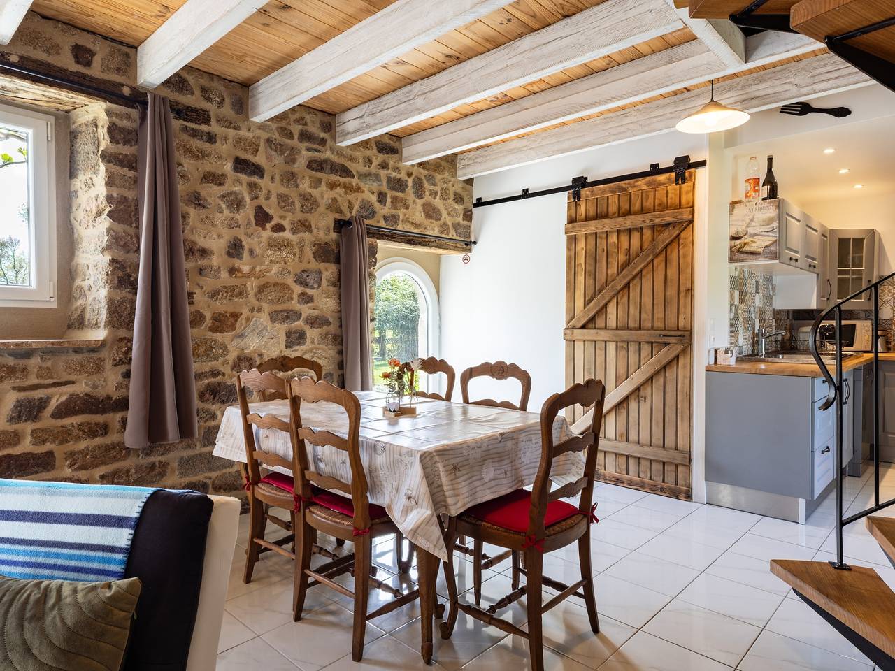 Maison Vintage de Kerlipot avec terrasse privée, jardin partagé et Wi-Fi à Ploubezre in Ploubezre, Ceinture Dorée