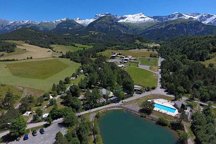 Tente pour 4 personnes, avec piscine et jardin dans les Alpes-de-Haute-Provence