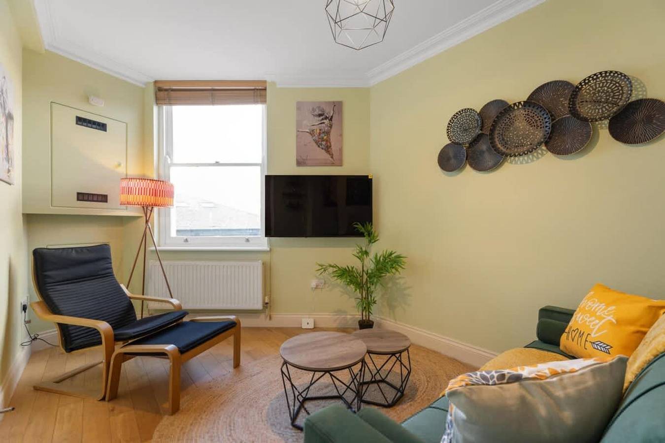 Entire apartment, Spacious 1Br Apartment   Steps from Brick Lane in Bethnal Green, London