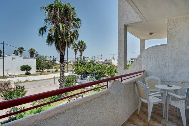Ferienwohnung für 4 Personen, mit Balkon und Garten sowie Kinderpool und Seeblick