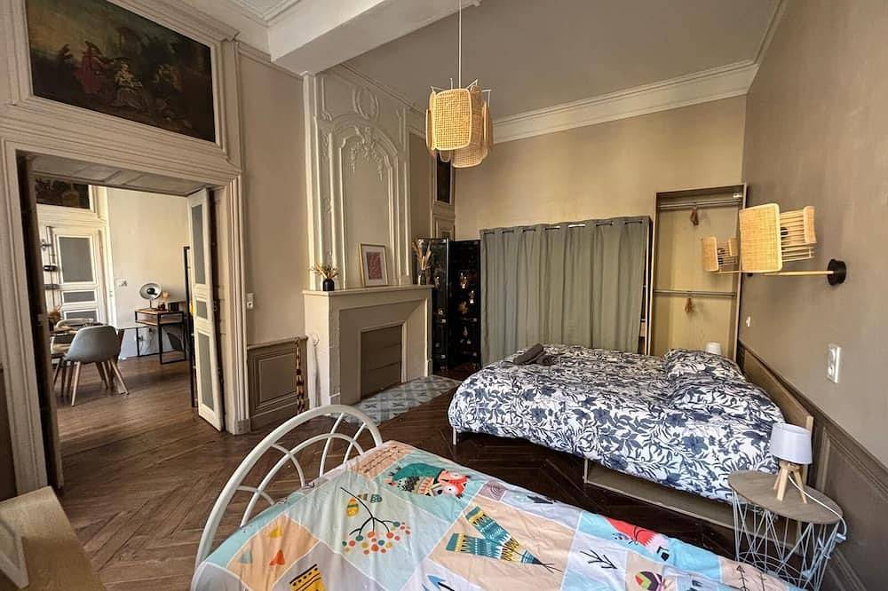 Appartement entier, Rez-de-chaussée F3 16ème Siècle, Centre-ville in Avallon, Parc naturel régional du Morvan