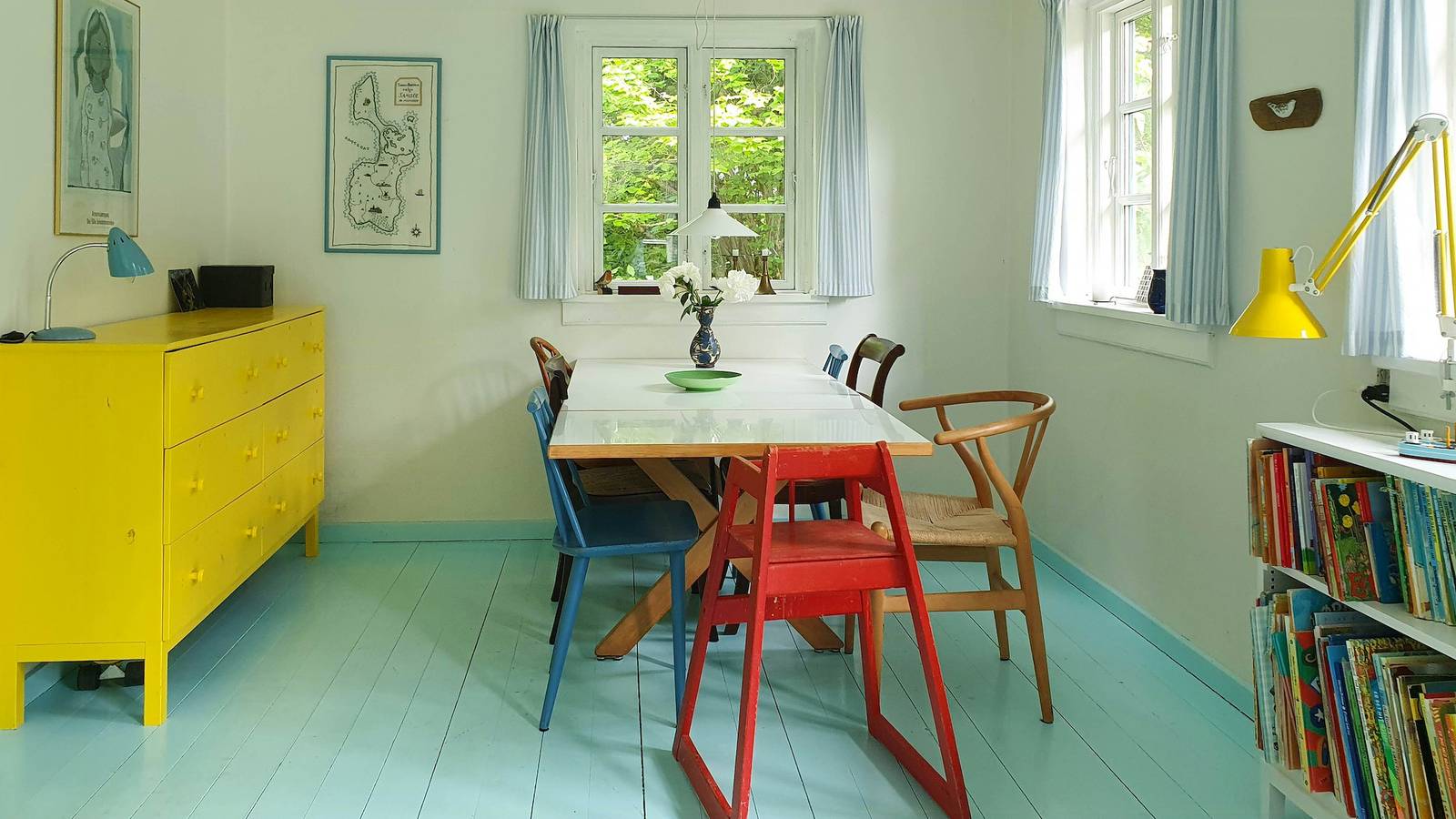 Colorida alegría en la casa de paja de la costa norte in Hundested, Kattegat Küste