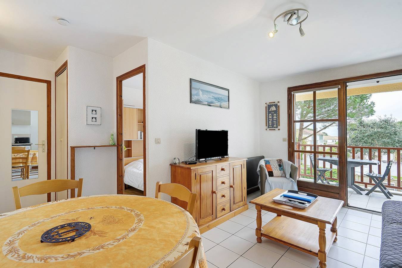 Appartement entier, Appartement « Les Orphies » avec terrasse privée, jardin commun et Wi-Fi in Vaux-sur-Mer, Côte de Beauté