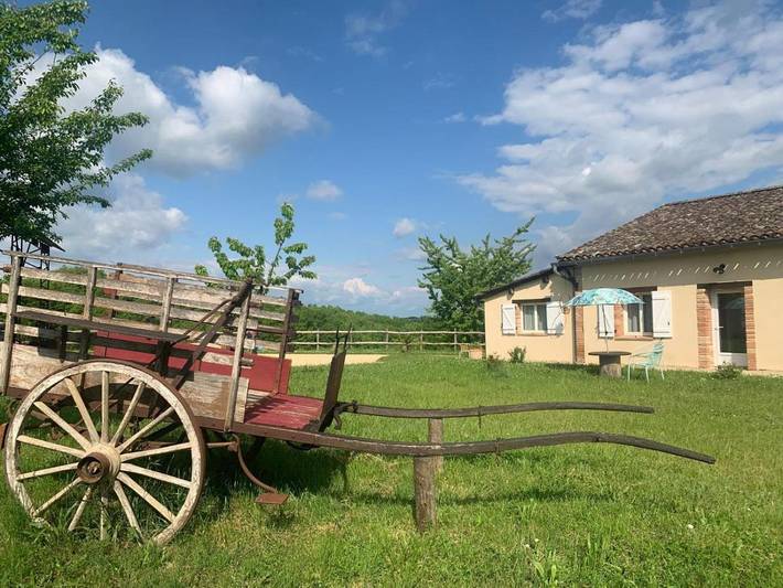 Gîte pour 2 personnes, avec jacuzzi et jardin ainsi que piscine et terrasse à Puycornet